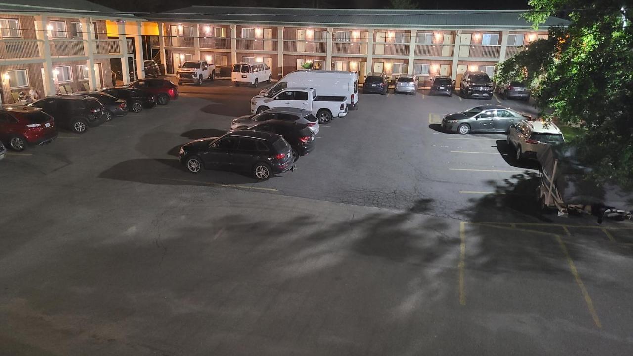 Quality Inn & Suites 1000 Islands Gananoque Exterior foto