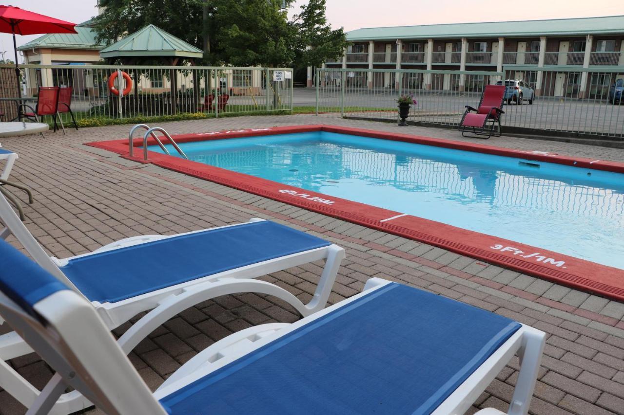 Quality Inn & Suites 1000 Islands Gananoque Exterior foto